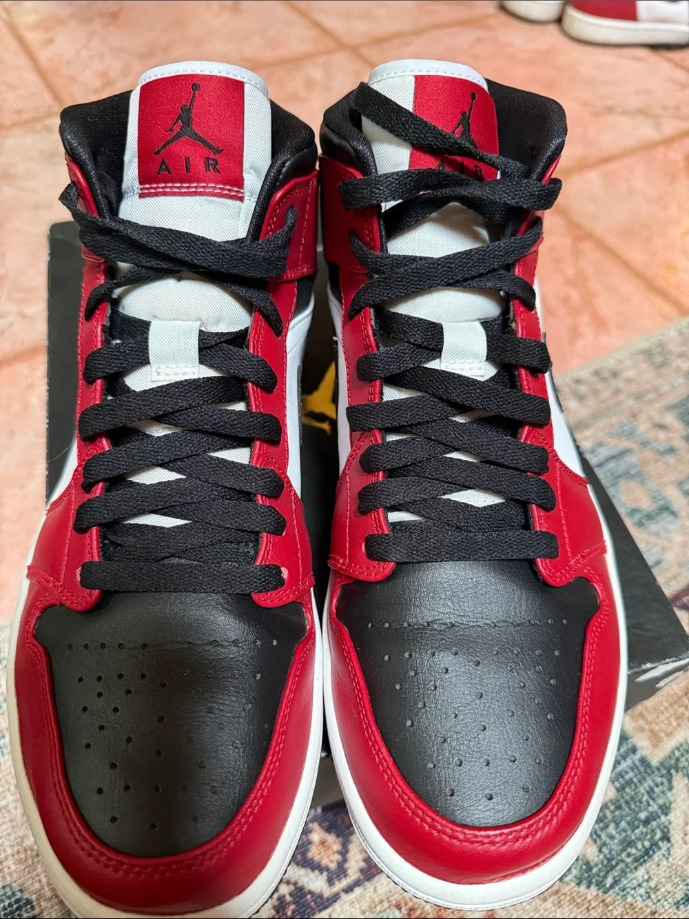 Jordan 1 Chicago black toe mids